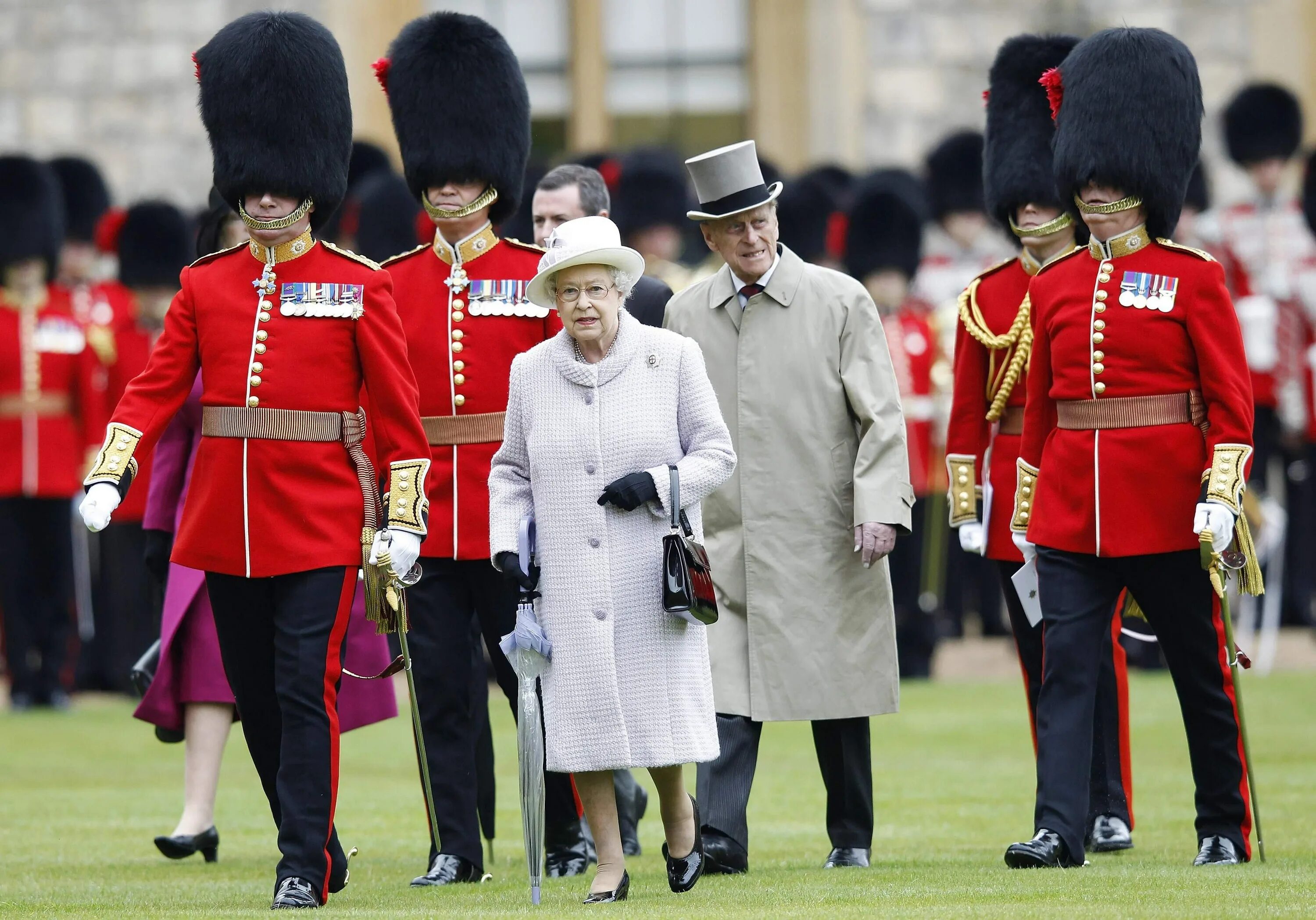 Как французы видят англичан. Королевская гвардия Букингемского дворца. Лондон Букингемский дворец гвардейцы. Солдат королевской гвардии Великобритании.