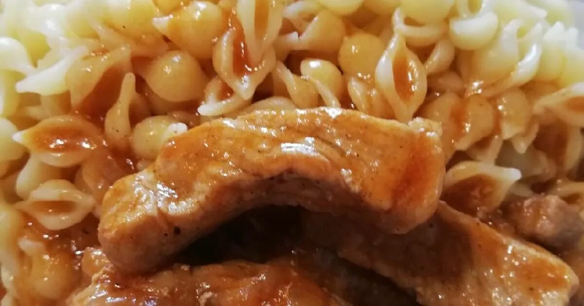 Ребра с макаронами. Свинина тушеная с макаронами. Макароны с подливкой с мясом. Паста со свининой. Тушеная свинина с вермишелью.