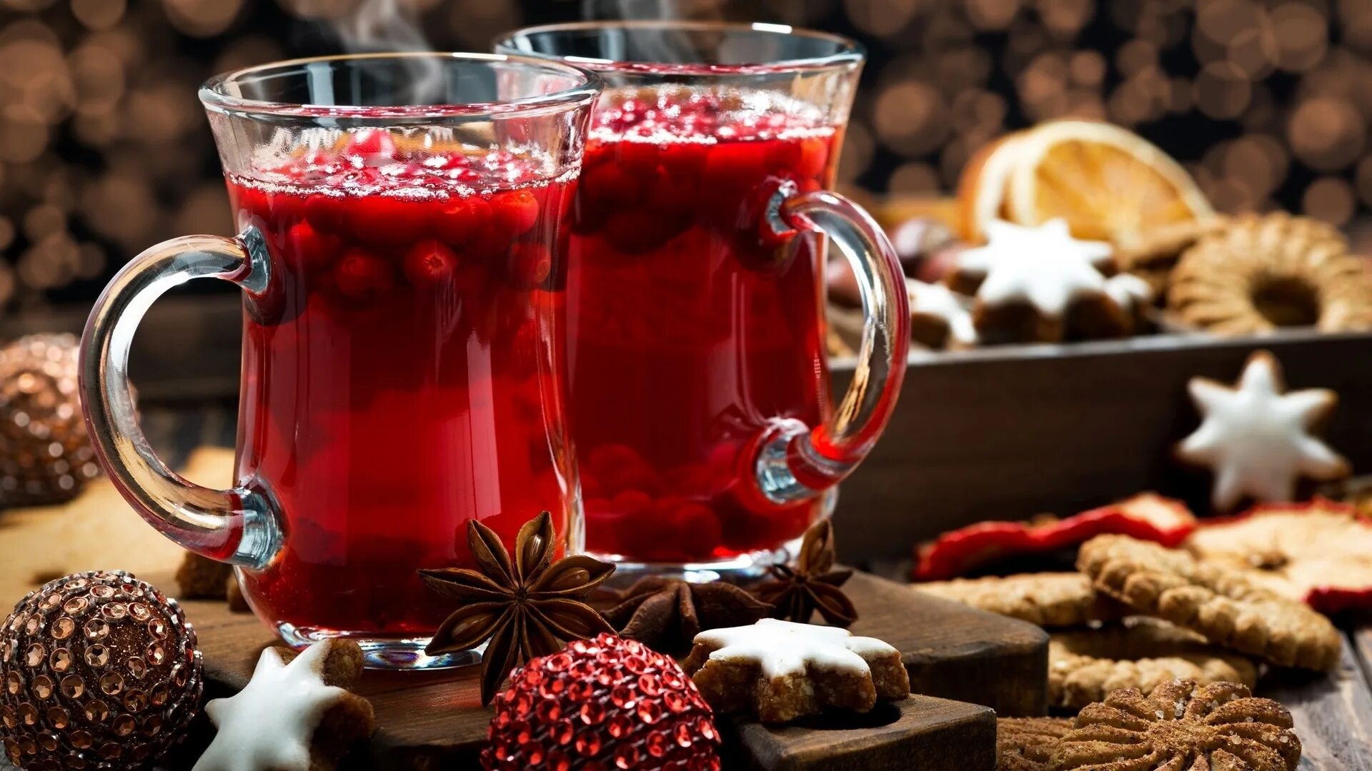 Ягодный глинтвейн. Клюква болотная морс. Клюквенный пунш безалкогольный. Пунш клюква апельсин. Рождество со вкусом клюквенного морса.