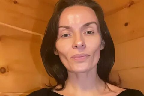 Хатшы бастықтың мысығын жалайды