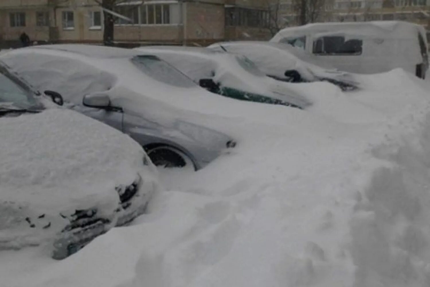 Москву занесло снегом. 100 См снега. 70 См снега по стандарту. 4 См снега. Выпадут сугробы