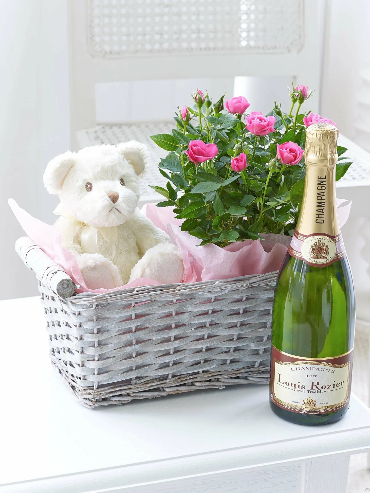 шампанское и розы. цветы с шампанским. шампанское с цветами. цветы и шампанское. фото цветов и шампанского.