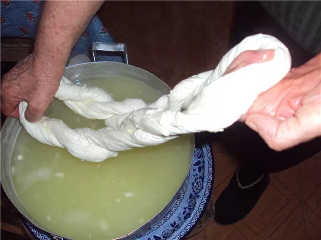 Как делать сыр сулугуни. Сыр сулугуни в домашних. Хачапури мегрельский. Сыр сулугуни приготовление. Приготовление сыра сулугуни.