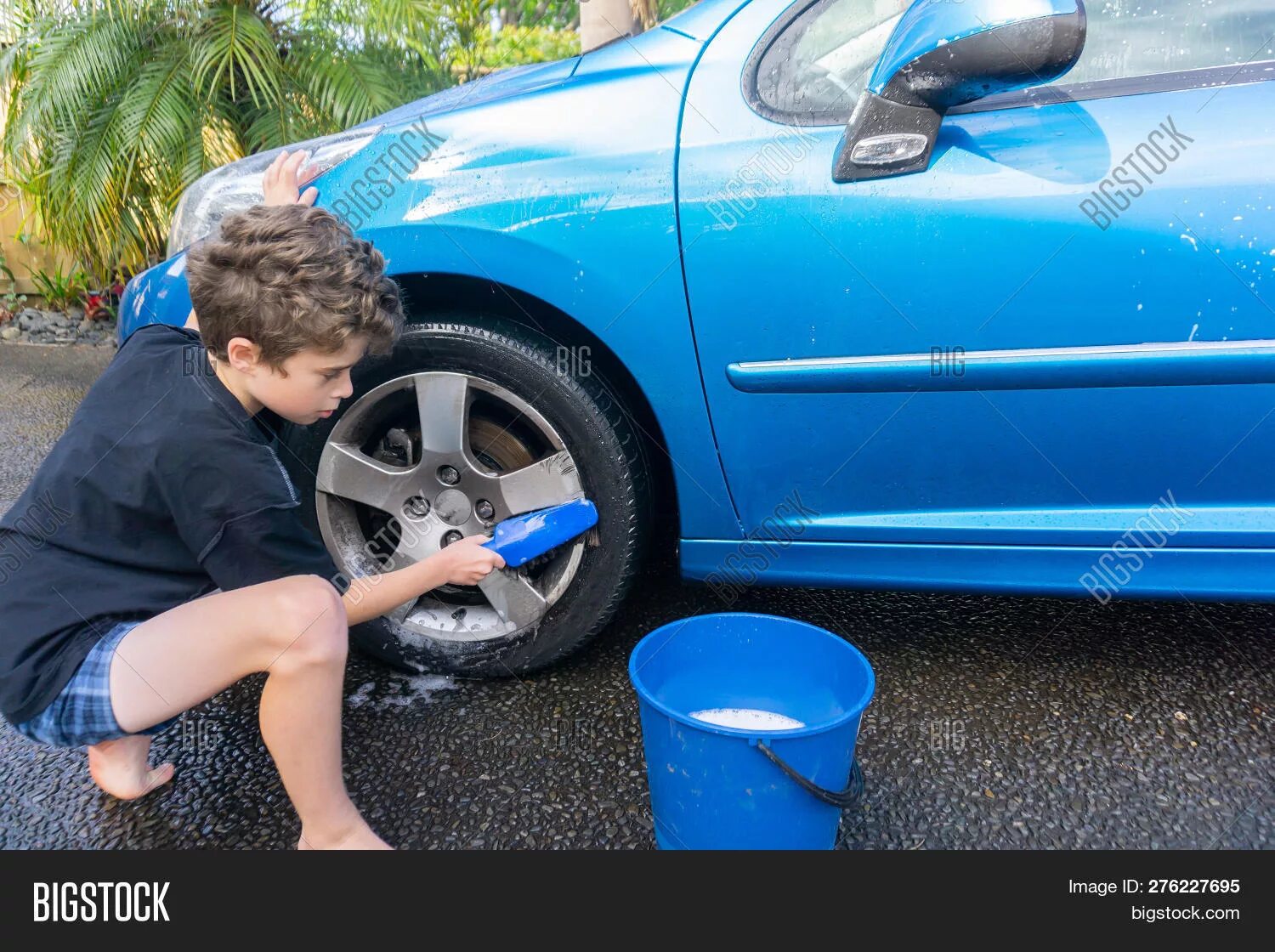 Boys washing car. Kids help car Wash. Kids washing car. Мальчик моет машину губкой. Boys washing