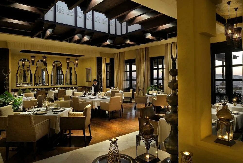 Рестораны высшего класса. Qasr al sarab desert resort by anantara. al qasr restaurant. ресторан высшего класса. ресторан класса люкс.