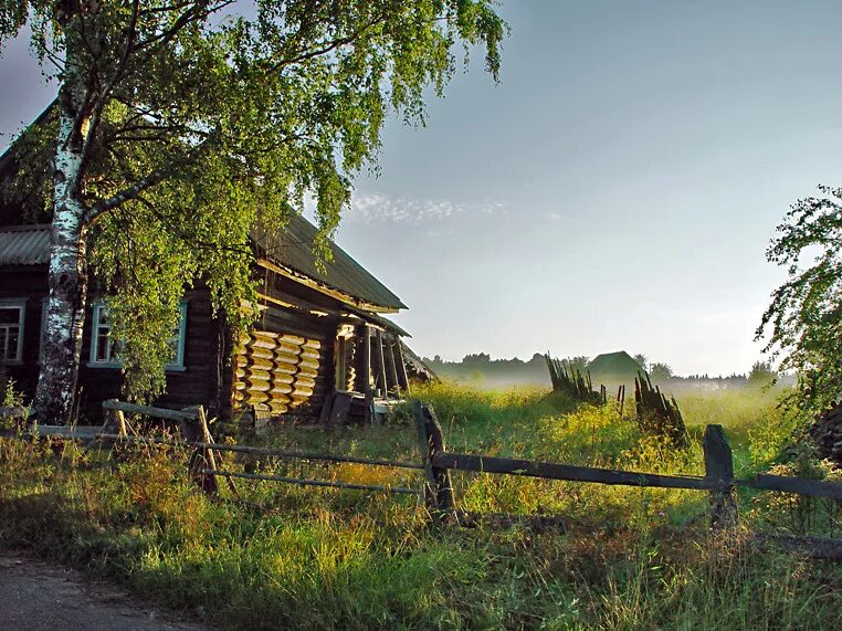 Включи деревню. Деревня изба река береза. Старинные русские деревни. Домик на окраине деревни. Родина деревня.