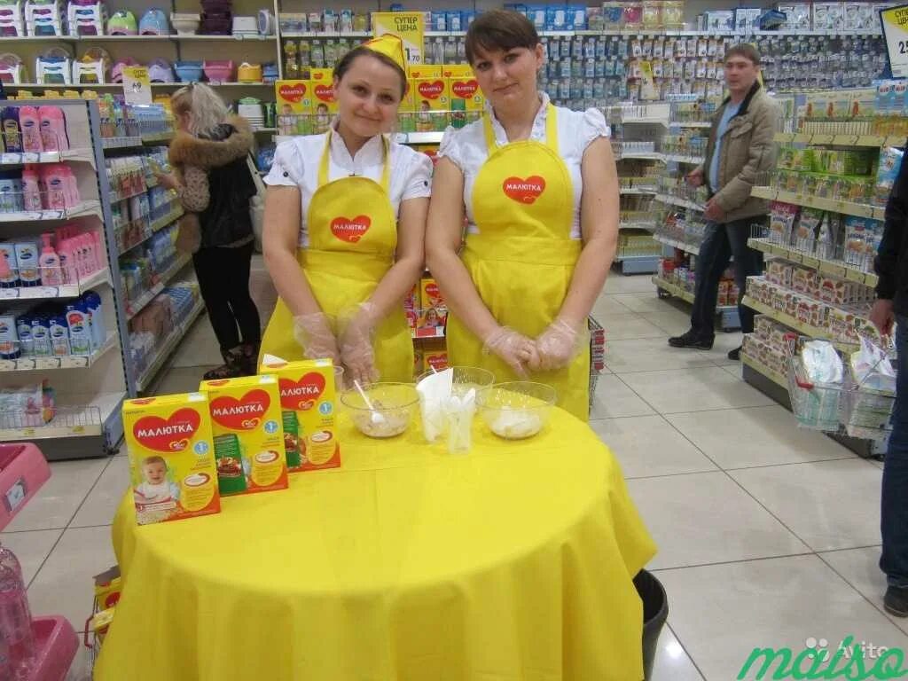 Промоутер свежие. Сэмплинг в магазине. Промоутер в магазине. Промо акции в магазине. Промо акция листовка.