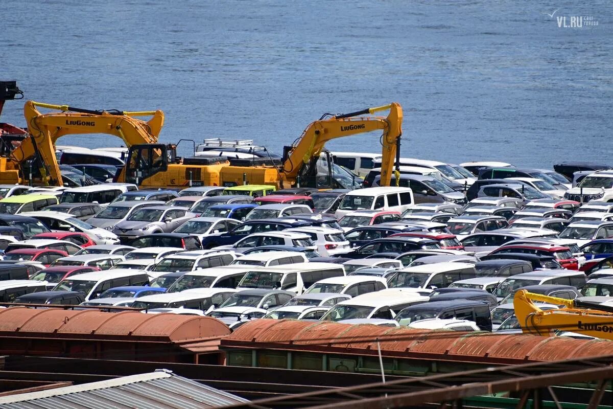 Автомобили в порту. Порт Владивостока автомобили. Автомобили в порту Японии. Авто в порту Владивосток. Ввезти машину из японии