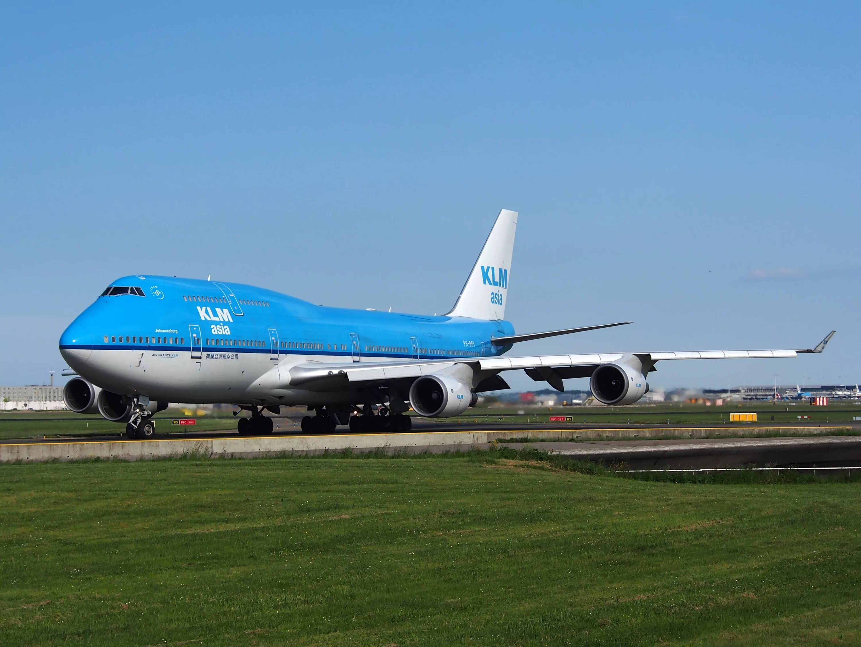 Самолеты новые вода. Самолет Боинг 747 КЛМ. KLM 747-400. Boeing 747-400 KLM. Боинг 747 400 КЛМ.