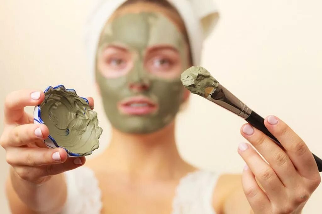 Делаю маску из глины. Девушка с глиняной маской на лице. Маска из глины для лица. Глиняная маска для лица. Девушка с маской на лице.