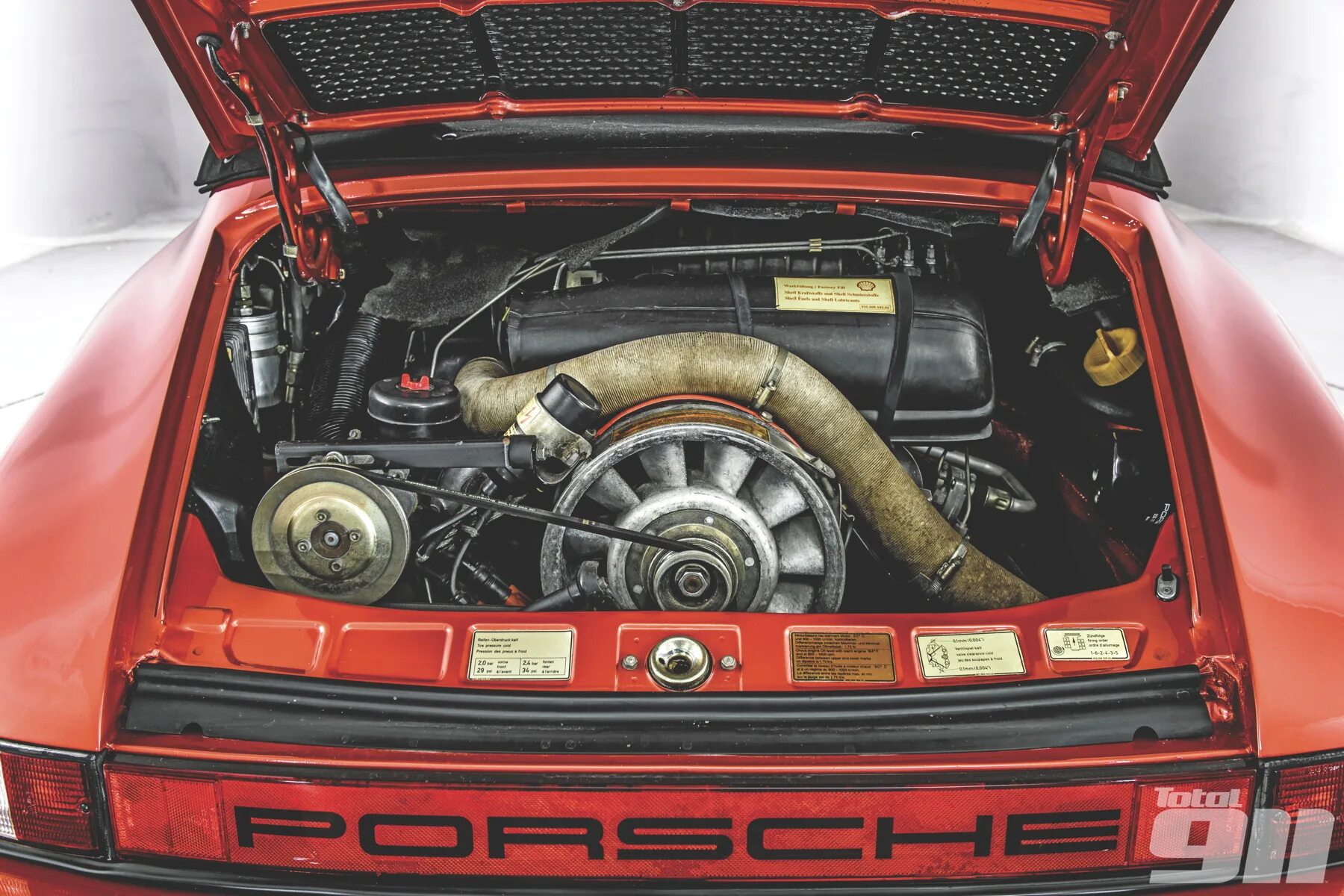 Мотор Порше 911. Движок Порше 911. Porsche 911 Turbo s двигатель. Порше 911 1980 турбо двигатель.