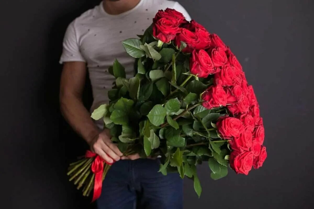 Сколько цветов не дарят. Букет цветов для девушки. Парень с букетом роз. Огромный букет. Мужчина с цветами.