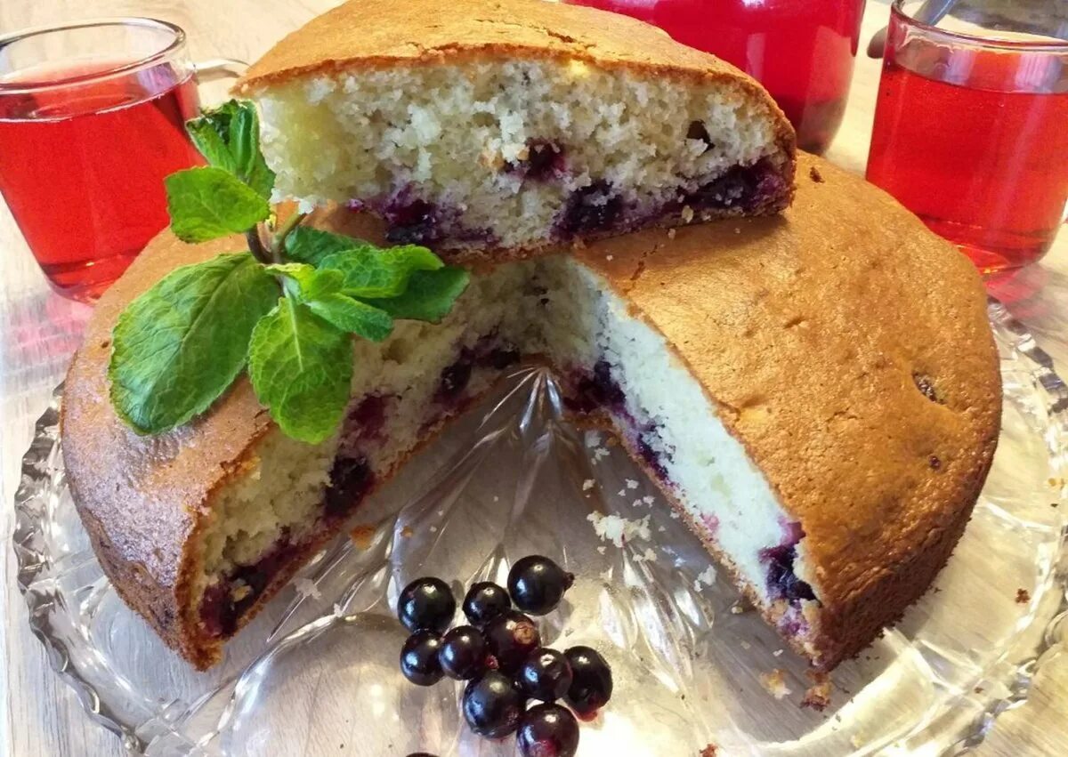 пирог с смородиной в духовке на кефире. пирог с смородиной в духовке на кефире. пирог к чаю со смородиной. заливной пирог с черной смородиной. манник.