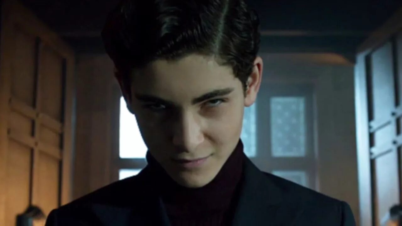 Брюс уэйн избалованный мажор. Брэндон спинк брюс уэйн. Маленький брюс уэйн. Брюс вейн сериал готэм. Брюс уэйн избалованный мажор.