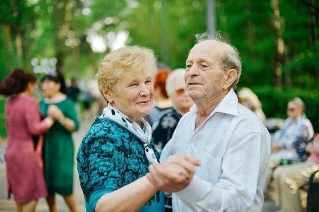 Пожилые люди. Вечер отдыха для пожилых людей. Мероприятия для пожилых людей. Танцы пожилых людей.