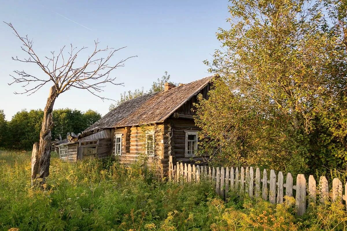 Купить м в деревне. Маленькая деревня. Маленькая деревенька. Старый деревянный дом в деревне. Деревня высокое.