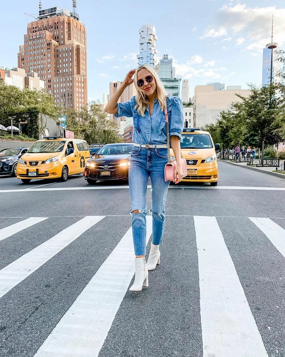 Популярные джинсы 2024. Образ для прогулки по городу. Образ для прогулки по городу летом. Стильный весенний образ для девушки.