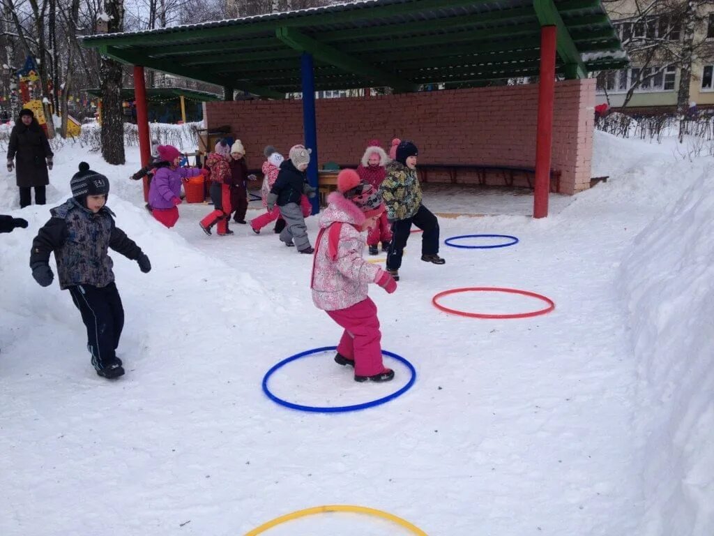 Подвижная игра подготовительная группа зима. Зимние эстафеты для детей на улице. Зимние забавы в детском саду на улице. Зимние развлечения для детей на улице. Зимние детские игры на улице.