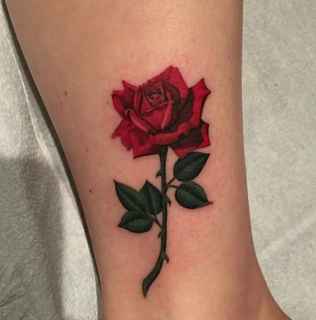 Розочка тату. Татуировка в виде розы. Тату красные розы на ноге.