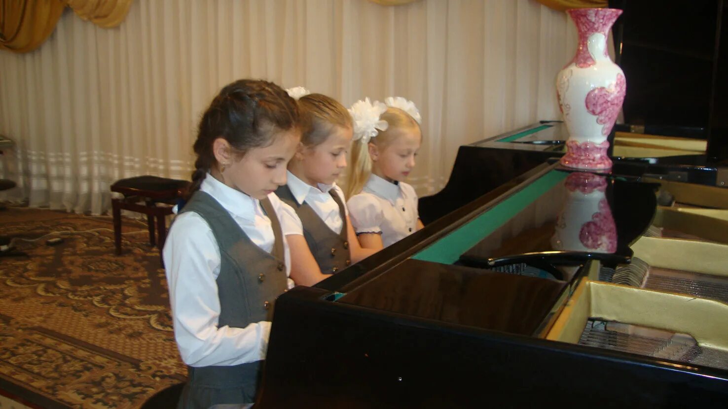 учебник критская е. п. , сергеева г. прилюдиеэто в музыке определение. музыкальные 4 класс.