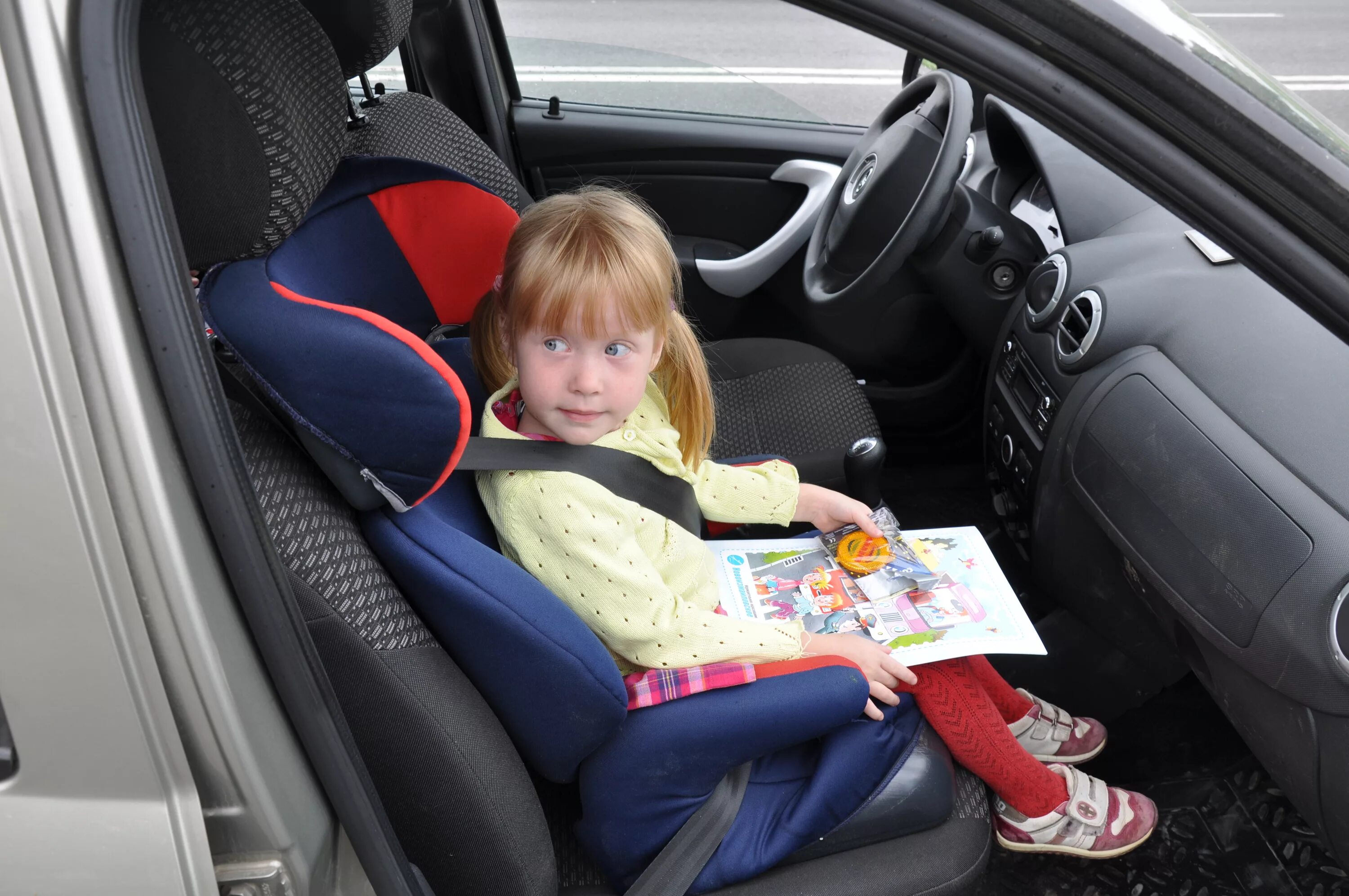 Можно перевозить детей на руках. Детские ремни безопасности для автомобиля. Детские удерживающие устройства для автомобиля. Детское удерживающее кресло. Удерживающее кресло для детей в автомобиле.