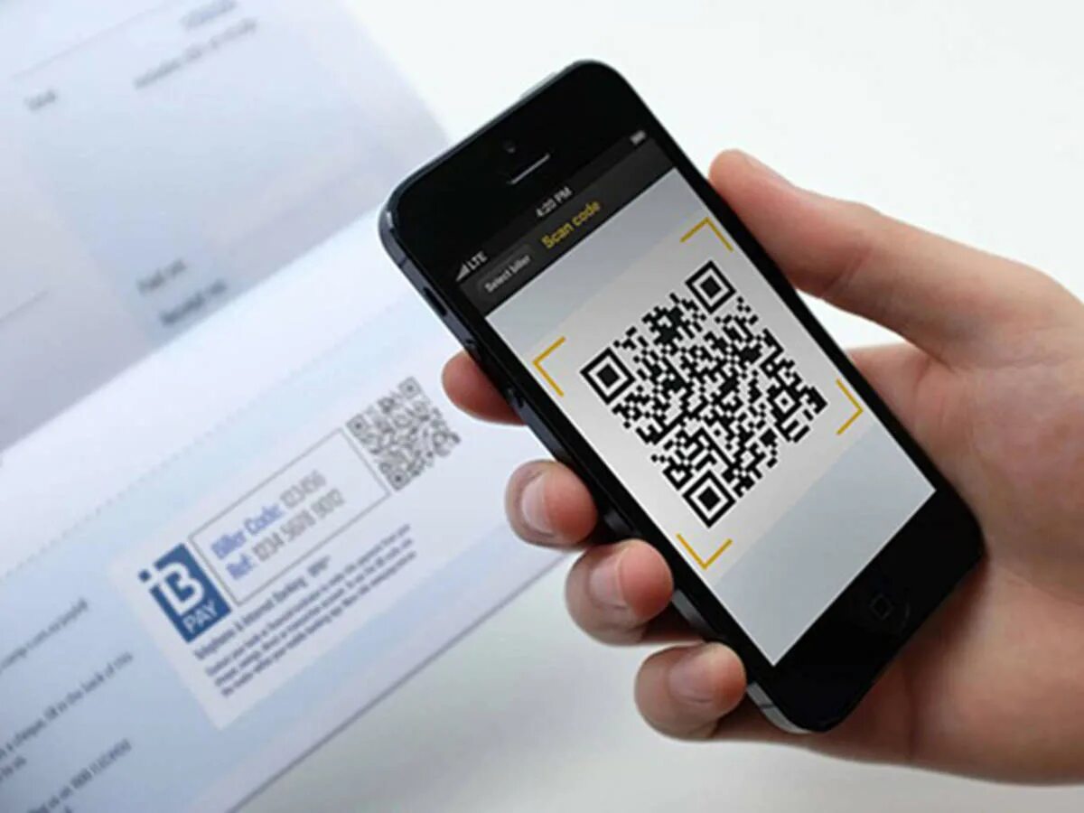 QR код на телефоне. Платежи по QR коду. QR код на телефоне фото. QR код на экране телефона.