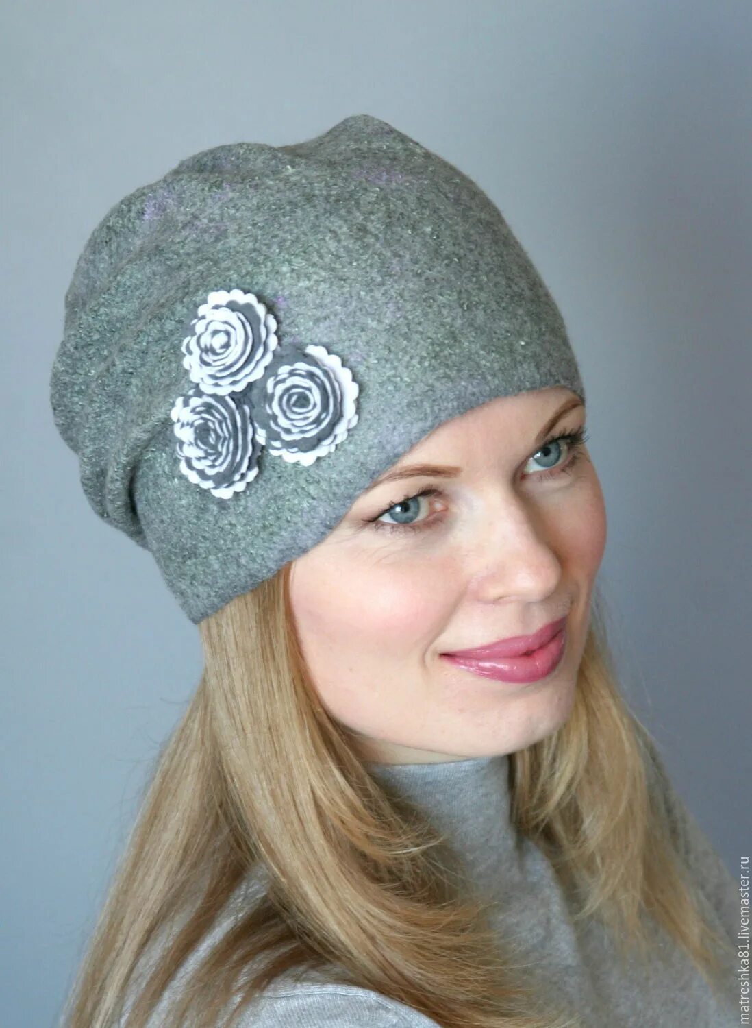 Войлочная тюбетейка. Валяная шапка с ушками. Войлочная шапка. Креативные шапки из войлока. Мастер изготавливает шапки из войлока.