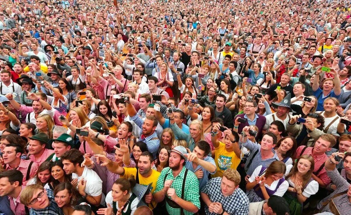 Картинка много фото. Умная толпа Рейнгольд. Много людей. Человек толпы. Осень много людей.