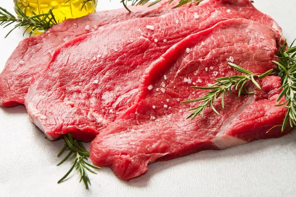 Стейк красного мяса. Мясо на доске. Говядина красное мясо. Нежирное красное мясо. Мясо фон.