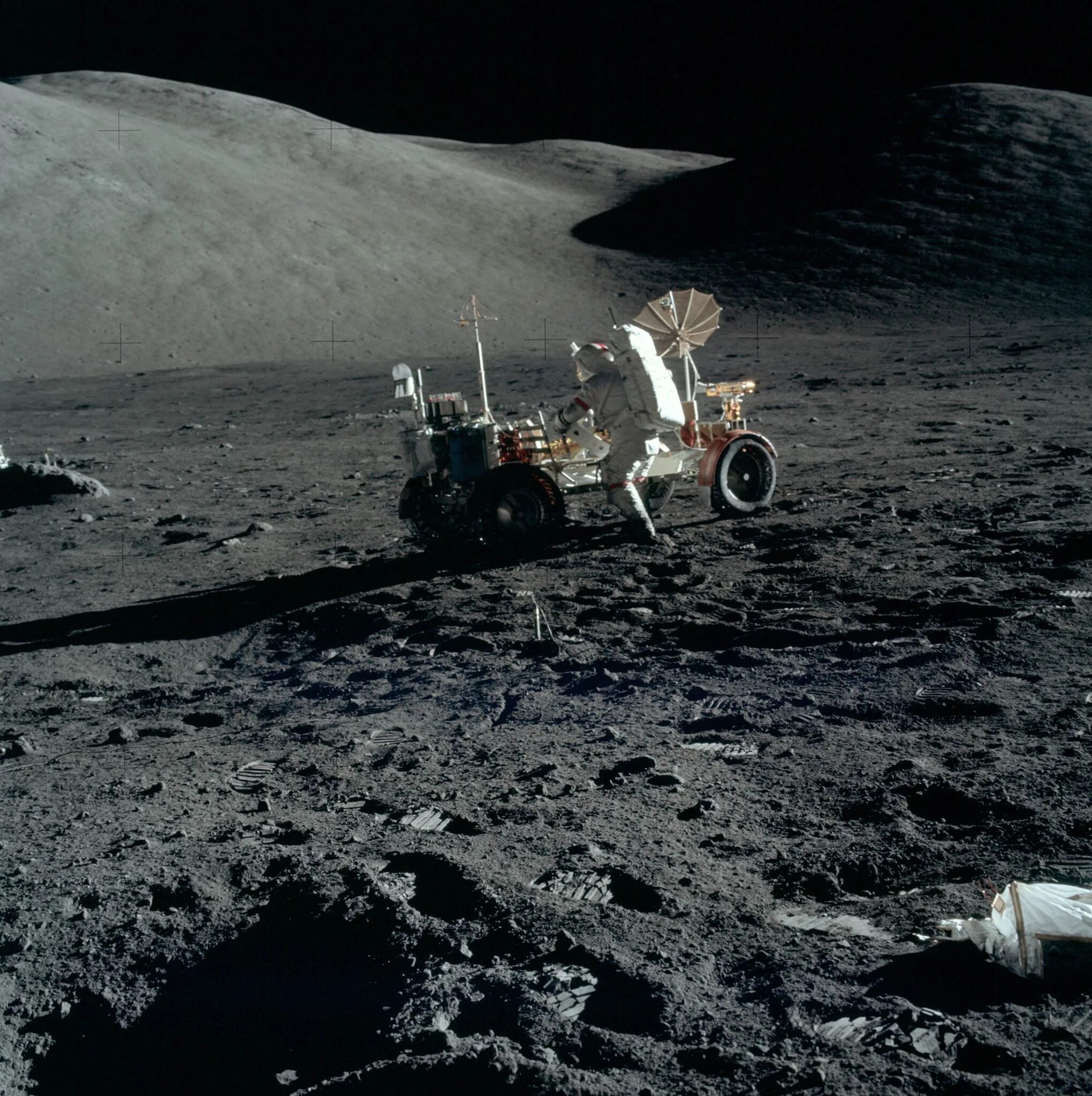 На луне силен. Аполлон 17 Юджин Сернан. Луноход Аполлон 17. Лунный Ровер Аполлон 11. Аполлон 17 на Луне 1972.