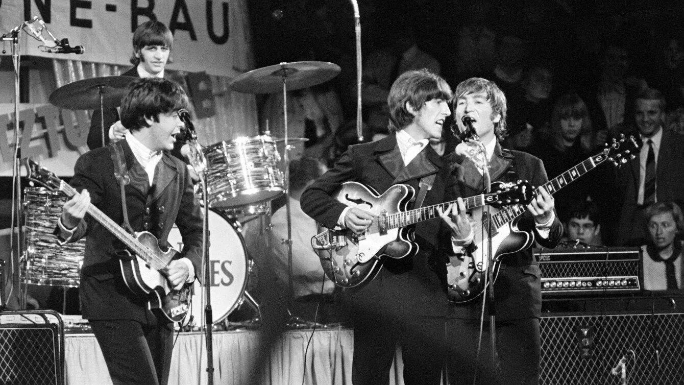 Группа Битлз на сцене. Группа the Beatles 1960. The Beatles Live 1966. Группа Битлз Битломания. Рок группа beatles