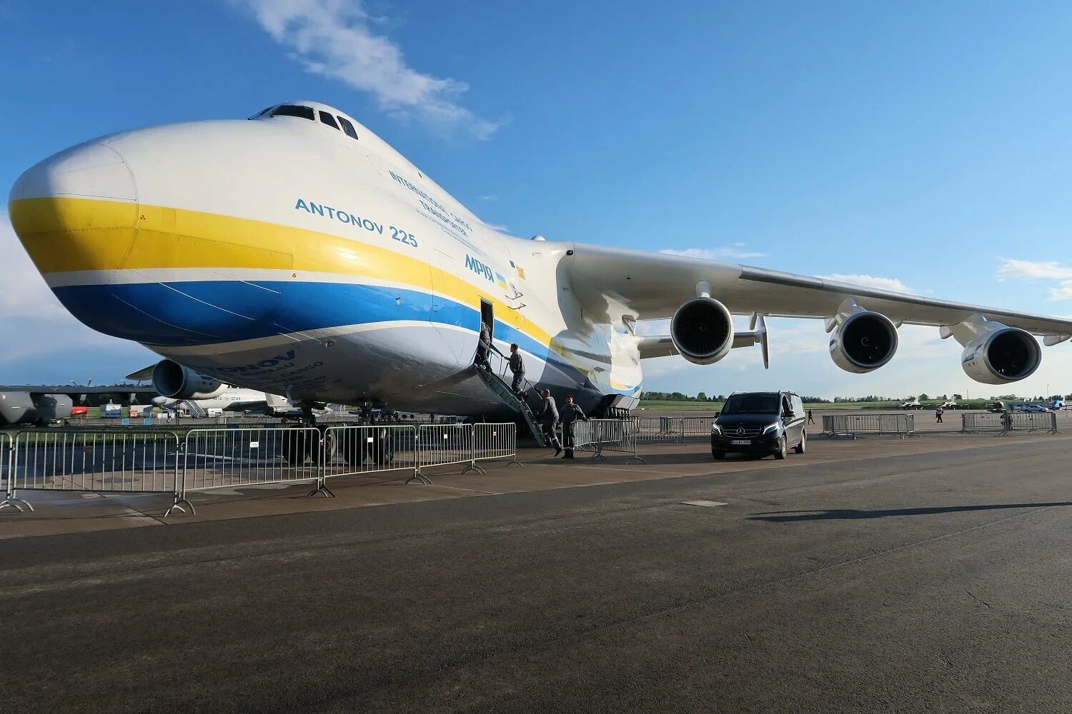 Самый большой самолет в мире. Ан225 Мрия Airbus. Мрия 225 vs Airbus 380. АН 225 2022. A380 vs Antonov.