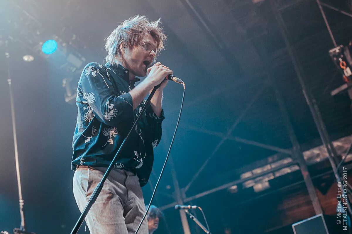 Парень поет. Подпевающий солисту. Билли джо армстронг. Enter shikari sad spark. Рок звёзды из саратова.