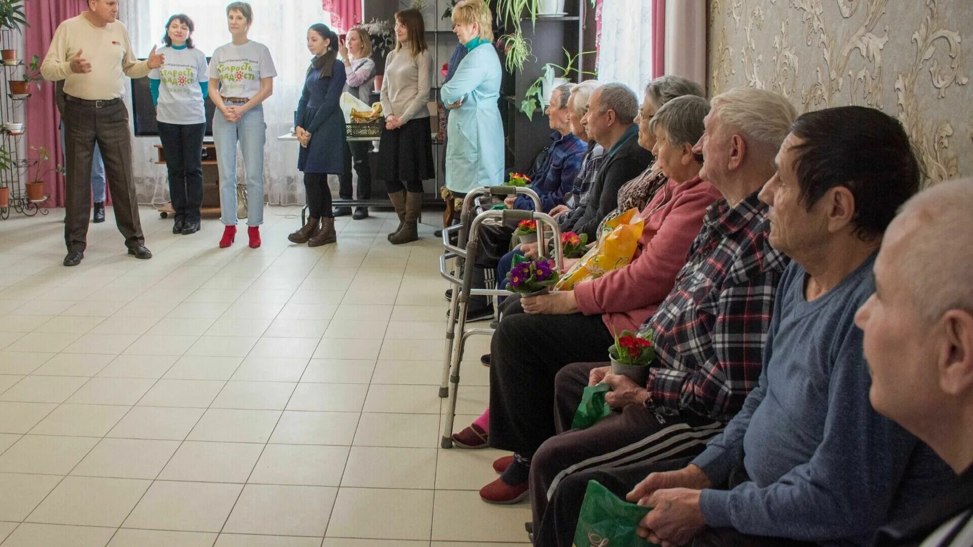 Дом престарелых Ставропольский край. Волонтеры в доме престарелых. Волонтерство в доме престарелых. Волонтеры и старики. Новости пенсионерам апреле