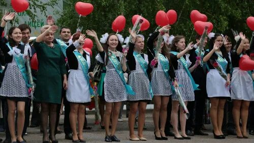 Фото юбилея окончания школы. Окончание школы фото. Зеленая лента выпускника. Школа 16 Кустанай выпускной 1997.