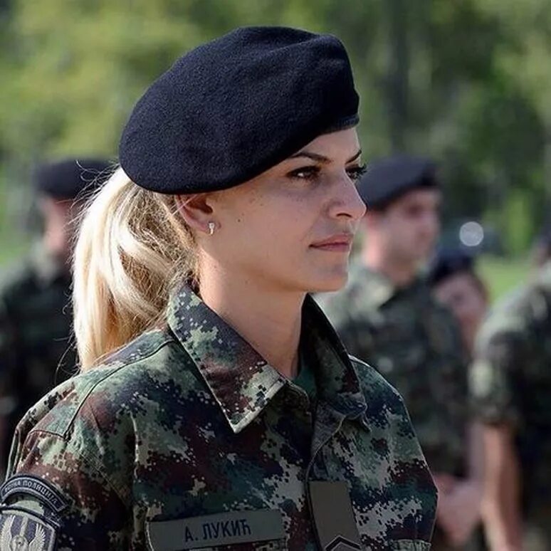Женщины вс рф. Сербские девушки. Сербские девушки в армии. Форма сербской армии. Девушки военные.