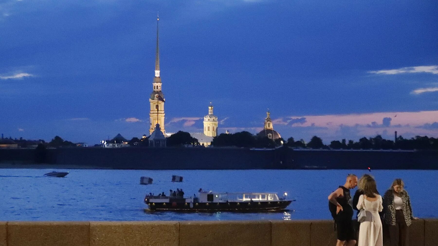 Белые ночи в питере ведущие 2025. Белые ночи в питере 2025. белые ночи в питере 2014. петербург ночью. туристы в петербурге.