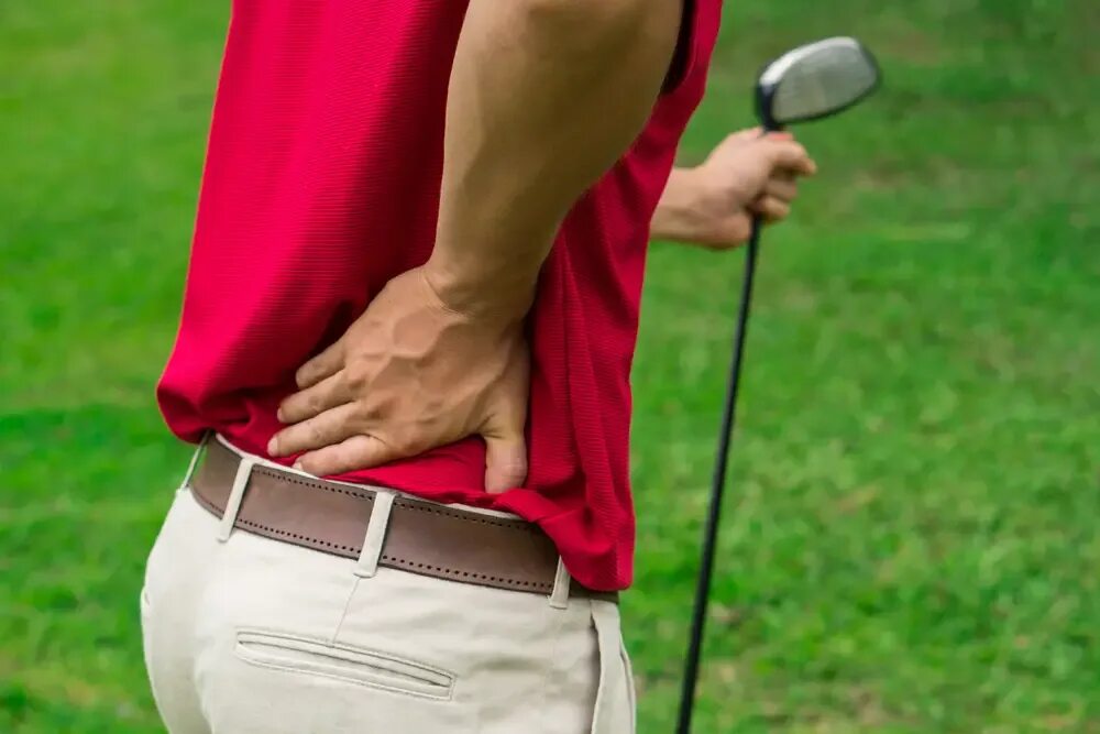 Бег поясница. Боль в спине. Травмы в гольфе. Гольфист со спины. Golf Sport.