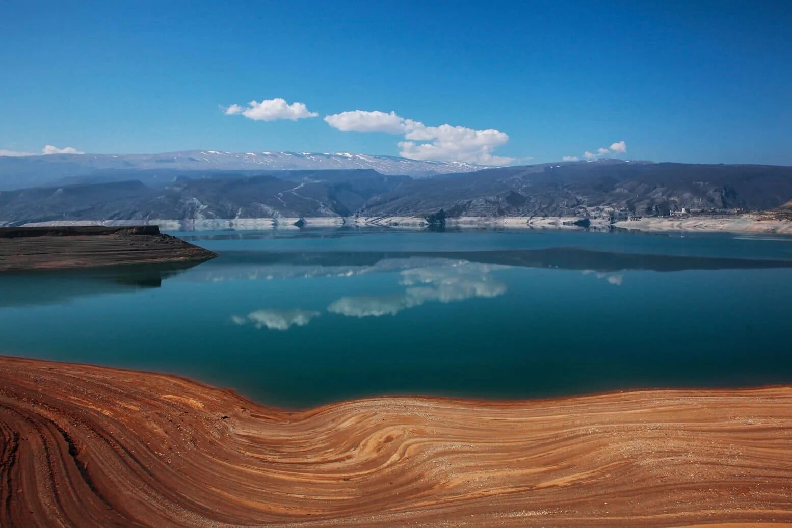 Водохранилище это. Чиркейское водохранилище в Дагестане. Черкесское водохранилище в Дагестане. Озеро Чиркей Дагестан. Озеро Чиркейское водохранилище.