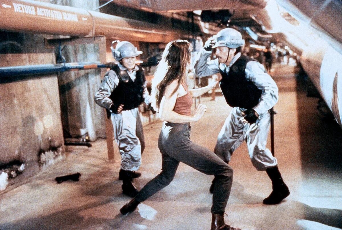 Киборг 2. Киборг 2: стеклянная тень (1993). киборг 2 анджелина джоли.
