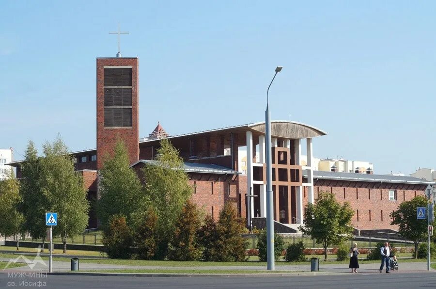 Служба в костеле в девятовка гродно. Костел пресвятого искупителя гродно. костел в гродно девятовка. красный костёл в гродно. католический собор гродно на советской улице.