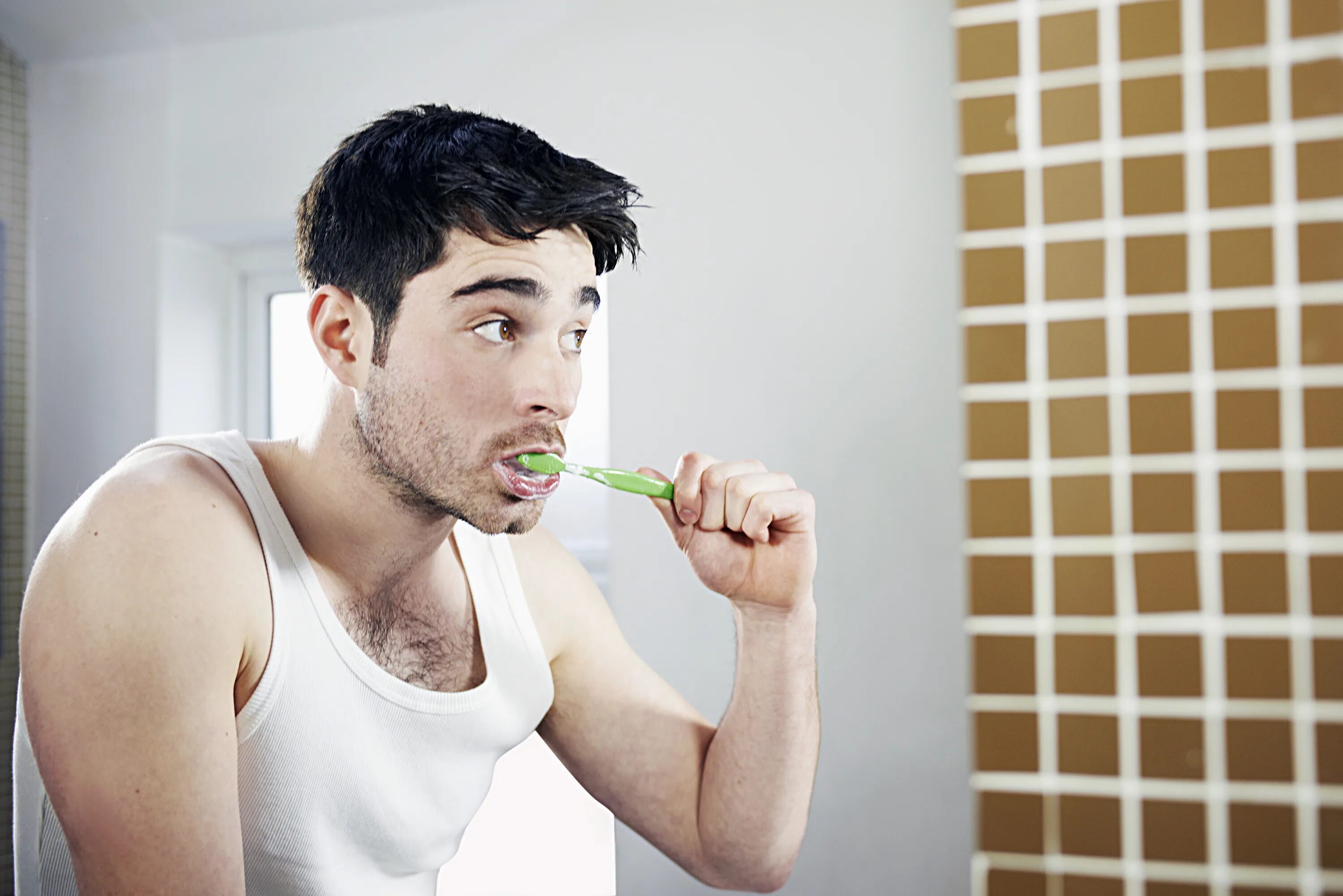 Мужчина чистит зубы. Man brushing Teeth. Неприятный запах. Мужской чистить