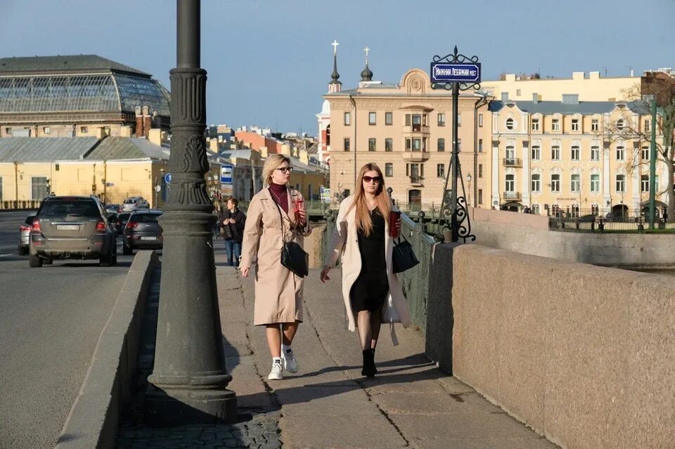 Как одеться в санкт петербурге сейчас. В чем ходят в питере. как одеваются люди в питере. питер сентябрь люди. как одеваются в питере сейчас.