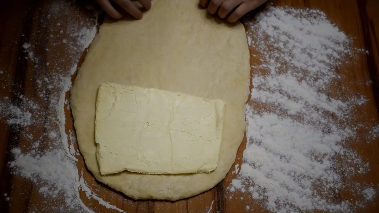 Поднимается ли дрожжевое тесто. Мягкое тесто. Брусок из теста. Сливочное масло заворачиваем в тесто. Раскатывать тесто во сне.