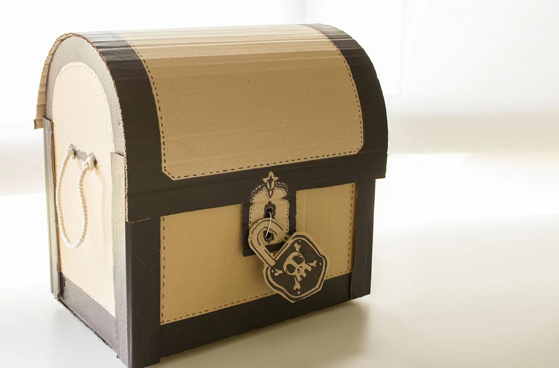 как сделать сундук своими руками из картона. сундуки из картонных коробок. пиратский сундук из коробки. коробочка сундучок своими руками из картона. сундук из картона.