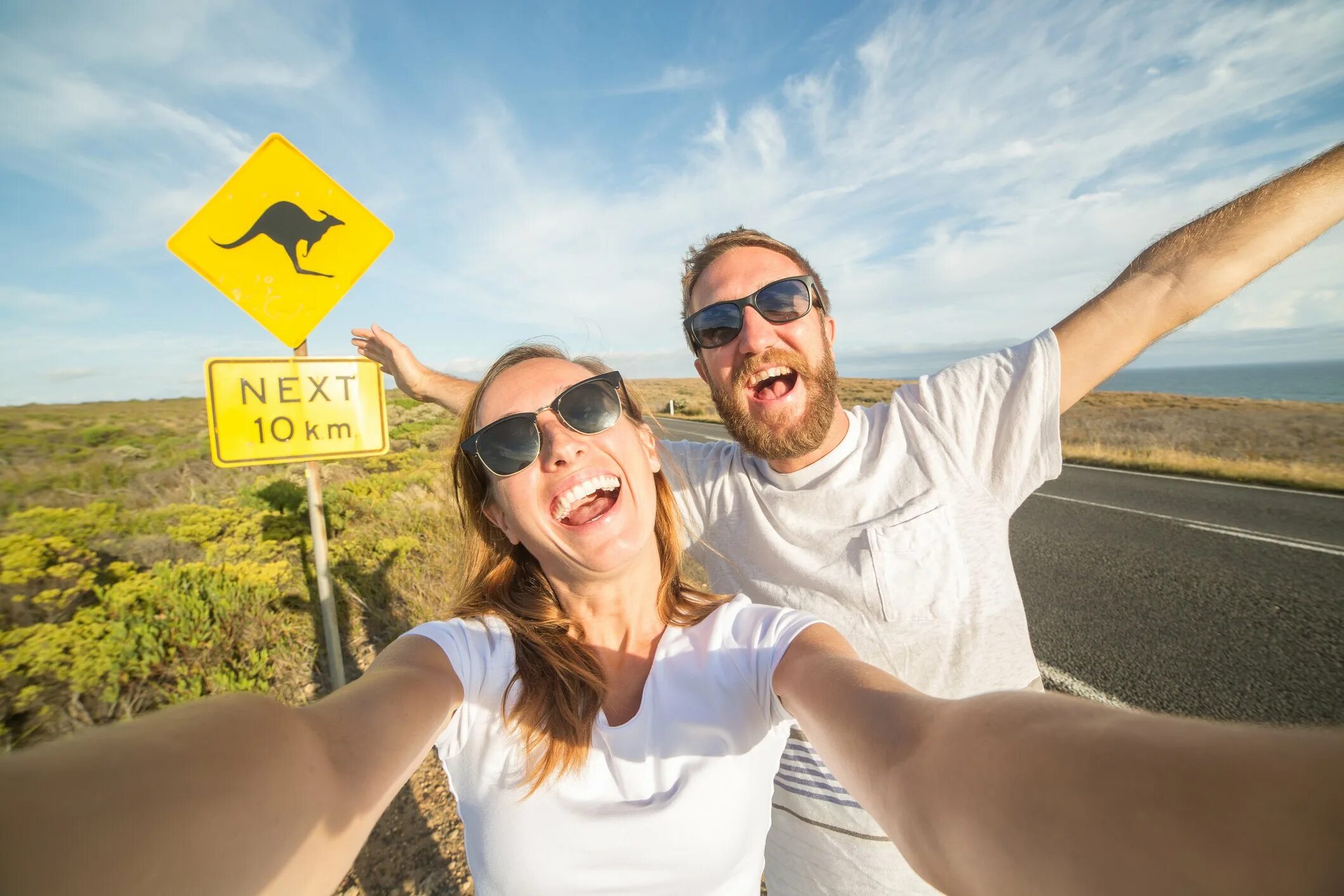 Выбор тура. Австралия счастливые люди. Счастливые австралийцы. Селфи туризм. Путешествия картинки.