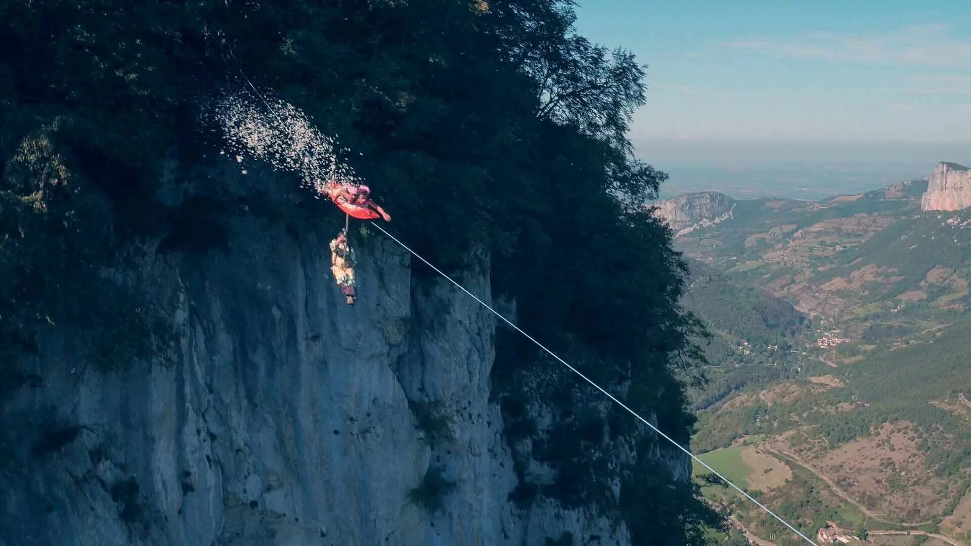 Над ущельем. Самая длинная водная горка в мире. Фото с высоты 600 метров. Через 600. Через 600.