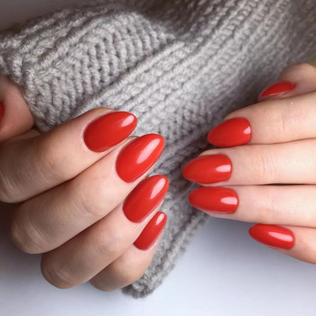 Красный маникюр однотонный. Красный лак для ногтей. Красный лак на коротких ногтях. Красный аккуратный. Ногти с помадой.