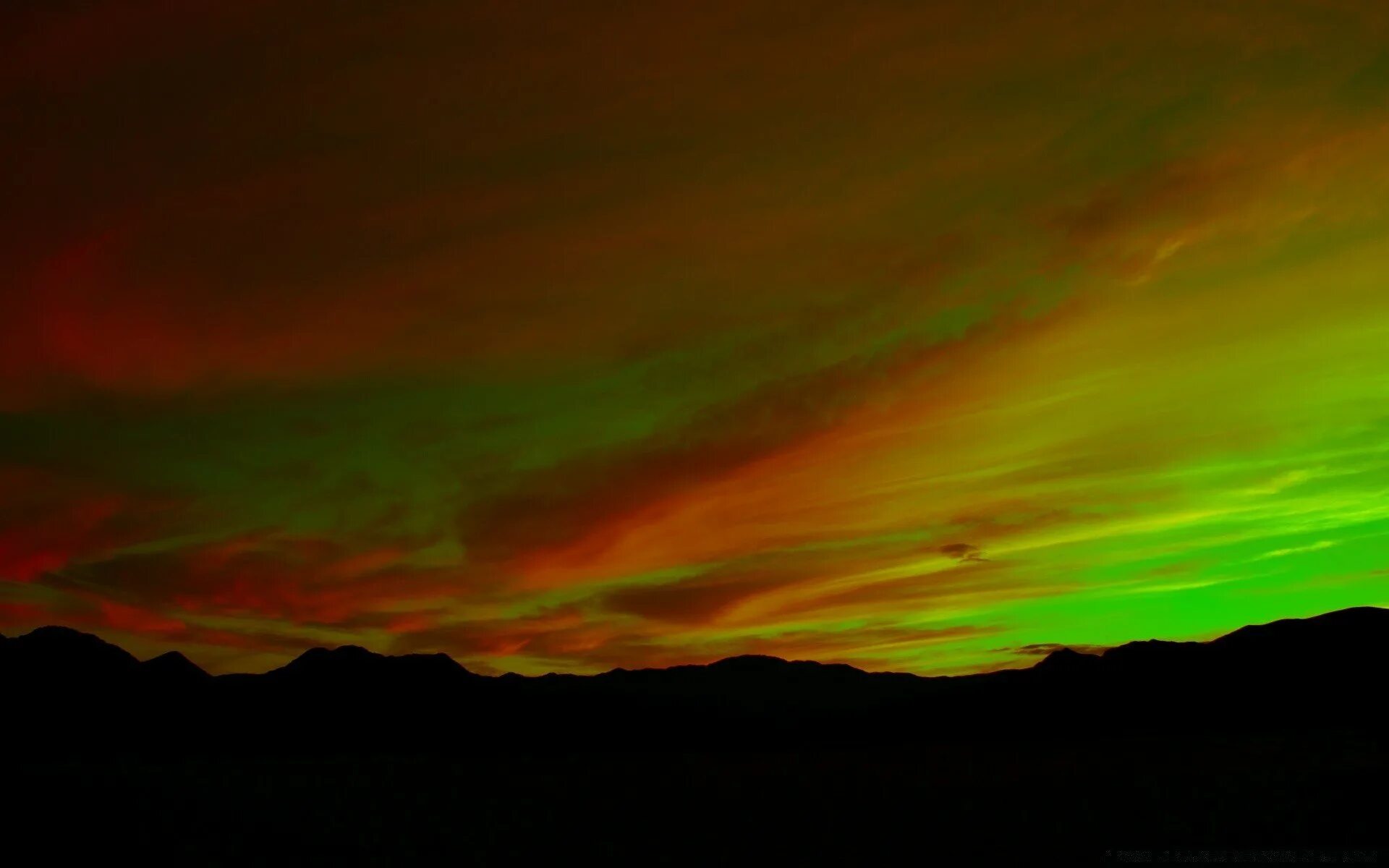 Сине зеленое небо. Зеленый луч. Зеленые тучи. Зеленое небо. Изумрудное северное сияние.