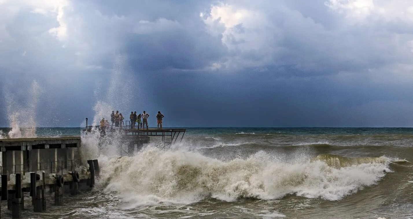 Вода в море сухум. Черное море шторм анапа. сочи адлер шторм. шторм на черном море сочи. волны шторм сочи.
